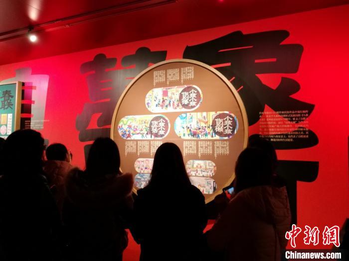 市民们参观诚品生活苏州与《汉声》杂志联合举办的“大过鼠年——2020新春特展”，感受传统年俗。　钟升 摄