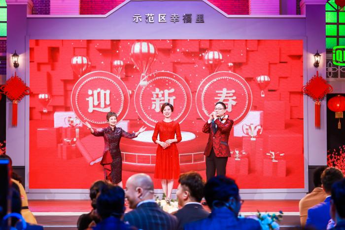 2020知识春晚主持人：张泉灵、庞玮、罗振宇(从左至右)