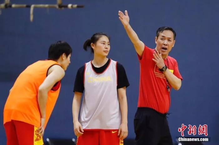 1月8日，2020中国女篮新春媒体公开课在北京国家体育总局训练局举行。图为中国女篮主教练许利民(右)在场上指导。/p中新社记者 盛佳鹏 摄